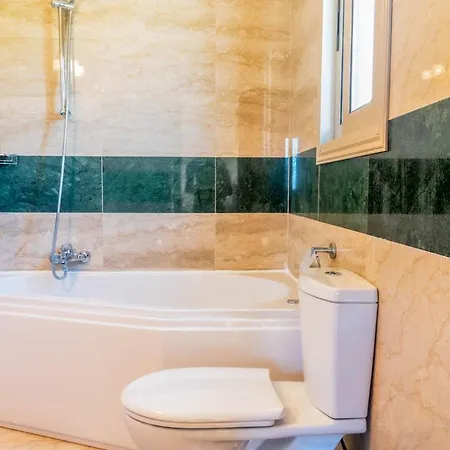 In Sleeps 6 Includes Swimming Pool And Air Con 4