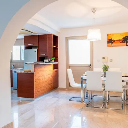 In Sleeps 6 Includes Swimming Pool And Air Con 4