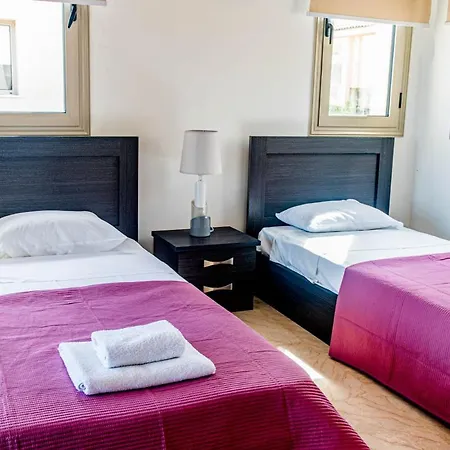 Villa In Sleeps 6 Includes Swimming Pool And Air Con 4 *