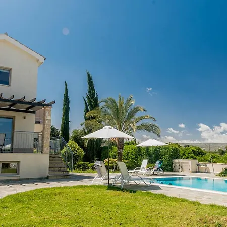 Villa In Sleeps 6 Includes Swimming Pool And Air Con 4 *