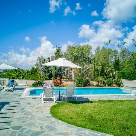 In Sleeps 6 Includes Swimming Pool And Air Con 4 *